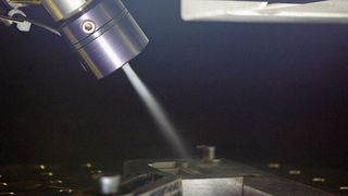 Die Integration der CO-Schneestrahlreinigung in das 3D-Laser­abtragsystem ermöglicht es, auch steile Wände bis zu 90° mit einer Tiefe von bis zu 2 mm herzustellen. (Archiv: Vogel Business Media)