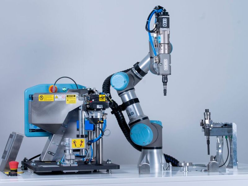 Im Werkzeug-Bahnhof bedient sich die SEV-P vollautomatisch mit Werkzeugen. Das Picken und Positionieren der unterschiedlichen Verbindungselemente erfolgt dann mittels Vakuum-Technologie.(Bild:  WEBER Schraubautomaten GmbH)