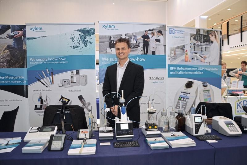 Dr. Andreas Schreiber von Inzelmann Industrievertretungen. Auf der Lab-Supply Münster informiert er Messebesucher am Stand von Xylem über Titrationssysteme. (LABORPRAXIS, C. Lüttmann)