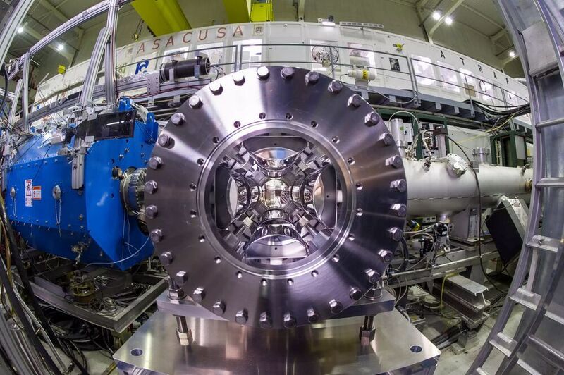 Foto der Quadrupol-Triplett-Linse, die zur Fokussierung des Antiprotonenstrahls auf ein Helium-Target verwendet wird. (CERN)