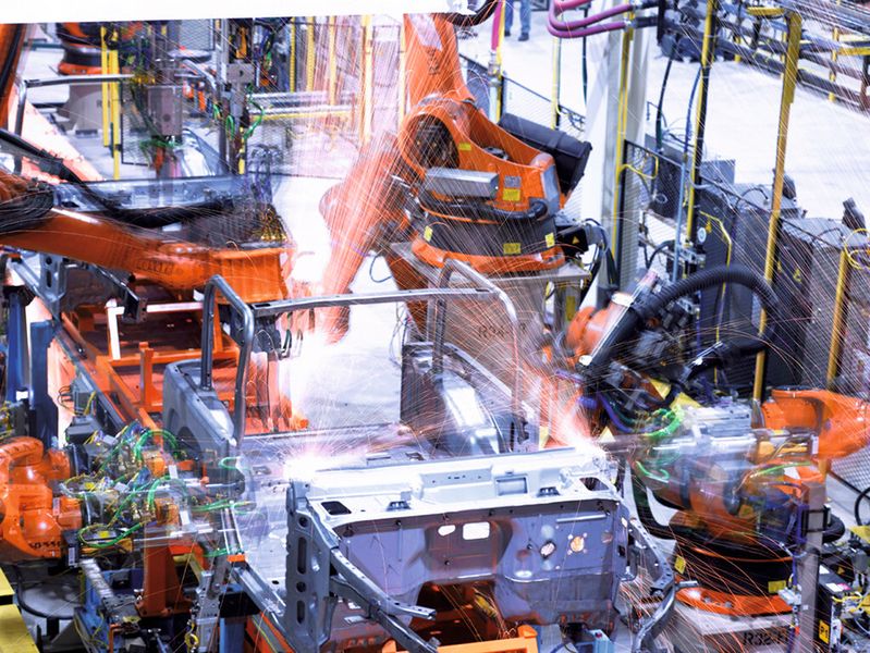 Insbesondere beim Absatz von Industrierobotern, die vor allem in der chinesischen Fahrzeugindustrie zum Einsatz kommen, werden derzeit hohe Zuwächse verzeichnet. (Kuka)