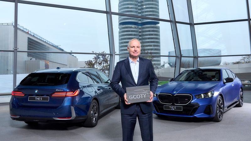 Jochen Goller, Mitglied des Vorstands der BMW AG,  zuständig für Kunde, Marken und Vertrieb, hat die Sieger-Trophäe für das zum „German Car Of The Year 2025“ entgegengenommen.(GCOTY)