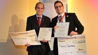 Gewinner des SPS IPC Drives 2012 Young Engineer Awards 2012: v.l.  Simon Hoher, Universität Stuttgart und Pedro Reboredo, Bosch Rextroth. (Mesago)