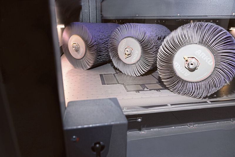 Dank des mit Bürsten bestückten Rotors erreicht der Edge Breaker 6000 eine besonders gleichmäßige Kantenverrundung. Das liegt daran, dass die Bürsten immer aus einer unterschiedlichen Richtung auf das Blech treffen. (Bild: Arku)