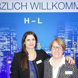 (l.) Die Damen begrüßen herzlich die Gäste.(Bild: IT-BUSINESS)