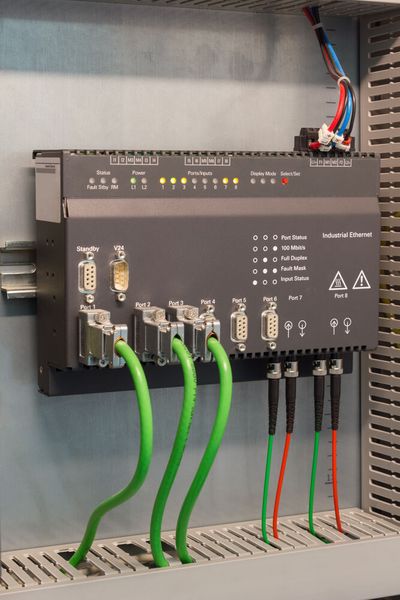Industrial Ethernet verlangt nach robusten Steckverbindern, Kabeln sowie einem besseren Determinismus. (Bild: ©emel82 - stock.adobe.com)