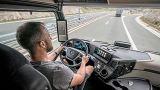 Zwei Farbdisplays im Cockpit ersetzen die bisherigen Armaturen des Actros. Bildschirme in den A-Säulen ersetzen den Blick auf die Spiegel.  (Bild: © Daimler AG)