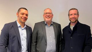 Daniel Hucke (Mitte) betreut als Verantwortlicher mit seinen beiden Mitarbeitern Tim Essig (l.) und Thomas Kulle (r.) künftig die Top-100-Händlergruppen für die DAT. (Bild: Deutsche Automobil Treuhand (DAT))