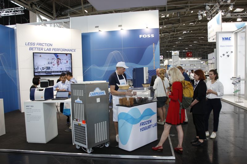 In den Messehallen hatte der ein oder andere Stand zudem Eis für die Besucher dabei. (LABORPRAXIS, C. Lüttmann)