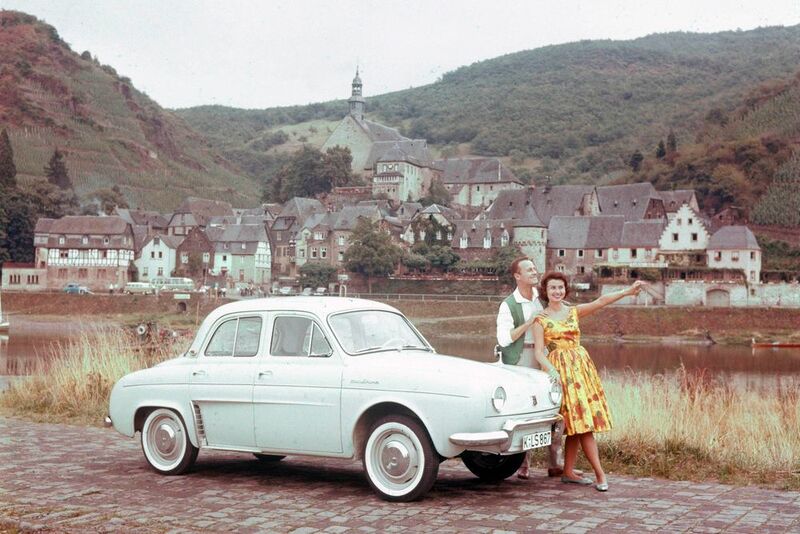 Wie im Film: Die Kulisse stimmt. Es könnte das Bild eines Heimatfilms aus den 1960er Jahre sein wie „Im singenden Rössl am Königssee“ oder „Die Försterchristel“. Das Modell Renault Dauphine, das 1956 eingeführt wurde, gibt einfach in jeder Rolle ein gutes Bild ab.  (Renault)