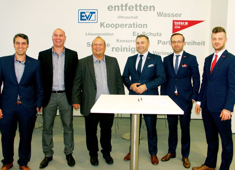Die Teams von EVT Eiberger Verfahrenstechnik und GT85 Polska nach der Vertragsunterzeichnung. (EVT Eiberger Verfahrenstechnik)