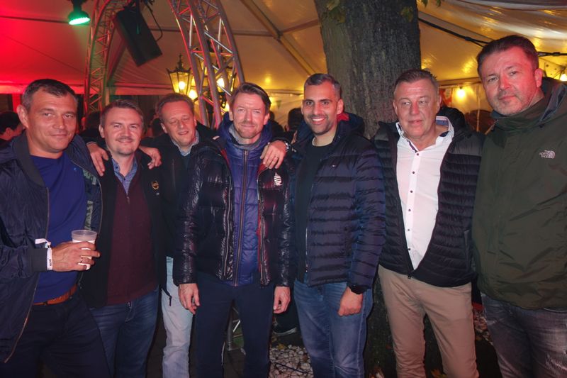 (3. v. l.) Bernd Rademacher, ALSO, denkt sich, bei dem AVM Team hilft nur Augen zu und durch. (r.) Oliver Fernholz, ALSO, und Thomas Welp, IC Intracom. (IT-BUSINESS)