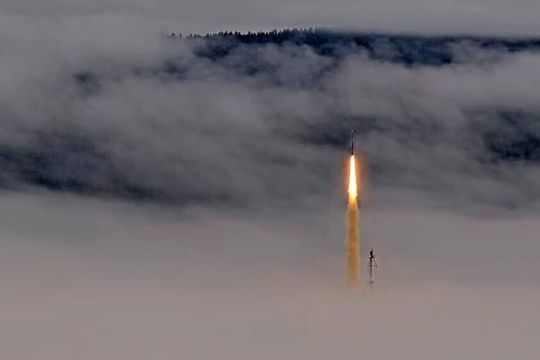Start der DLR-Höhlenforschungsrakete Mapheus-17: Am 1. Oktober 2026 startete die DLR-Rakete vom schwedischen Esrange Space Center aus. Sie brachte eine Vielzahl an Experimenten für fast sieben Minuten in nahezu schwerelose Bedingungen.(Bild:  SSC Space)