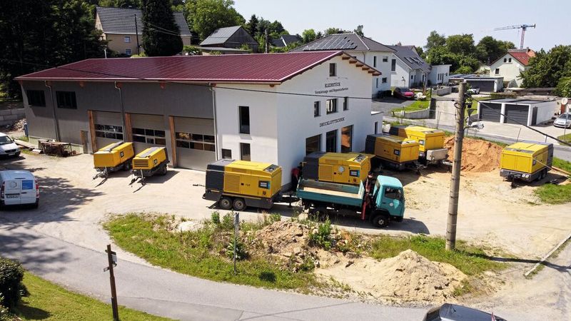 Der Kleinstück Vermietungs- und Reparaturservice zieht im sächsischen Steina aktuell in dieses neue Gebäude um. Das Grundstück bietet mehr Platz für die eigenen Lkw und die immer größer werdenden Baumaschinen, nach der das Unternehmen eine wachsende Nachfrage verzeichnet. (Bild: Drucklufttechnik Kleinstück)