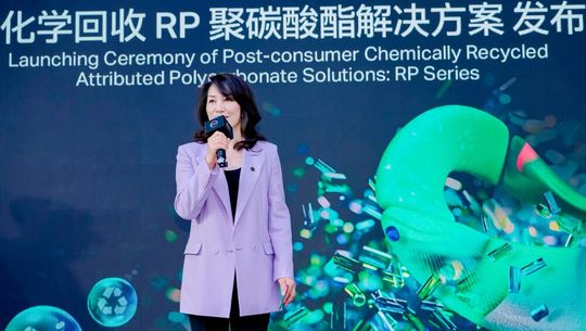 Lily Wang, globale Leiterin der Geschäftseinheit Engineering Plastics bei Covestro, stellt die neue Makrolon-RP-Reihe aus chemisch recycelten und massenbilanzierten Polycarbonaten (PC) vor. (Bild:  Covestro)