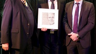 Holger Greim, Geschäftsführer Ford Kropf, bekam zur Eröffnung von Michael Neteler (r.), Ford-Regionalleiter Verkauf & Marketing Süd, ein Bild mit Henry Ford als Motiv überreicht. Auch Albert K. Still, Aufsichtsrats-Vorsitzender der AVAG, gratulierte zum neuen Autohaus. (Foto: Uwe Müller/Marktspiegel)