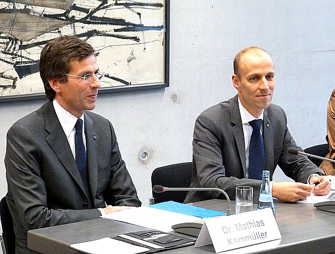 Die Geschäftsleitung der Trumpf-Gruppe: Dr.-Ing. Matthias Kammüller (li.), verantwortet Werkzeugmaschinen und Elektrowerkzeuge, Dr. Peter Leibinger steht für die Lasertechnik bei Trumpf. Beide gaben eine Ausblick auf künftige Entwicklungen in der Gruppe. (Kuhn)