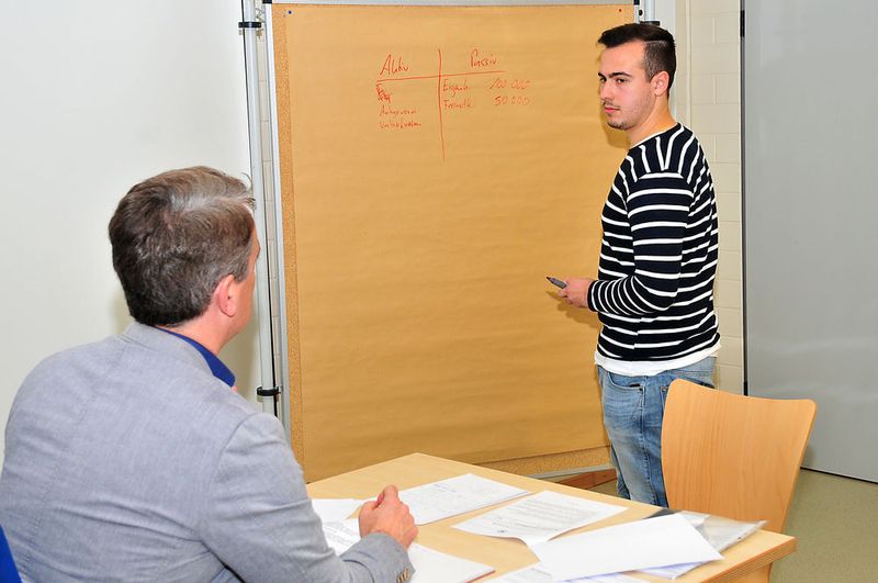 Maximilian Ruhenstroth aus Nordrhein-Westfalen erläutert dem Prüfer, der als Kunde auftritt, welche Auswirkungen es für seinen Fuhrpark hat, wenn er neu anzuschaffende  Fahrzeuge least oder finanziert. (Schmidt/»kfz-betrieb«)