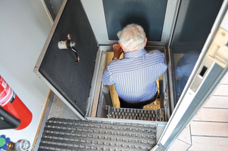 Einstiegsluke in den Maschinenraum der MS Diamant: steil und eng. (Sergio Caré-Lucas)