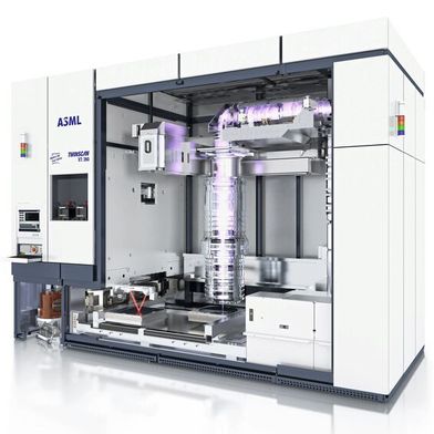 Der im vergangenen Jahr vorgestellte TWINSCAN XT:260 von ASML ist ein i-line-Scanner mit einem Durchsatz von 270 Wafern pro Stunde. Mit einem Fokus auf die erhöhten Ansprüchen von KI-Chips möchte ASML mit Packaging- und Bonding-Technologien künftig seinen Fokus von reinen Frontend-Werkzeugen für Chipfertigung in den nächsten zehn bis fünfzehn Jahrn wegverlagern. (Bild: ASML)