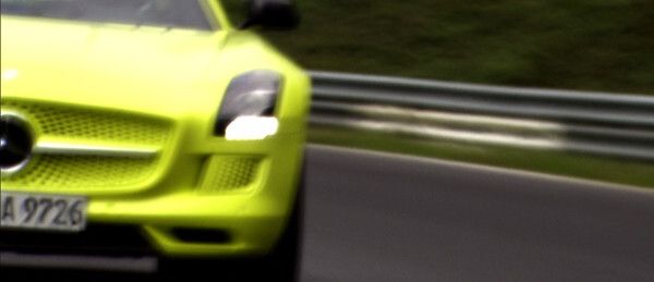 Mercedes-AMG stellt einen neuen Rundenrekord in der „Grünen Hölle“ auf: Das SLS AMG Coupé Electric Drive bezwingt die Nürburgring-Nordschleife in 7:56,234 Minuten (Bild: Mercedes-AMG)