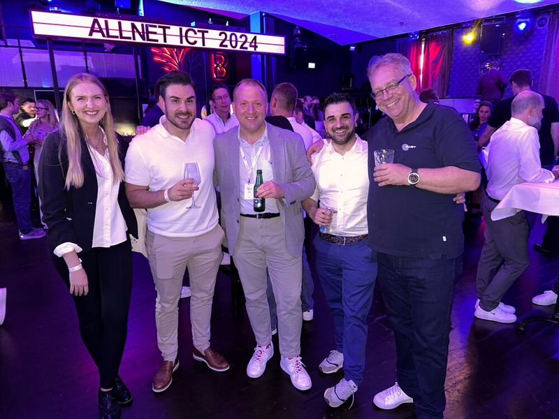 (v. l.) Sarah Rothe und Georgios Tzaneris (sys2sell), Peter Detzel (autphone), Iosif Chrarkous (ReFairIT) haben mit Claus Fischer (ALLNET) den besten Entertainer. (Bild: Vogel IT-Medien GmbH)
