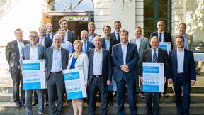 Bayerns Ministerpräsident Dr. Markus Söder und Wirtschaftsminister Hubert Aiwanger mit den Vertretern der Unternehmen, die am 16. Juli 2026 im Prinz-Carl-Palais in München Förderbescheide aus dem Bayerischen Transformationsfonds erhielten. Die Förderung für das Forschungsprojekt SUD-2030 nahmen Jens Neidhardt und Dr. Daniel Heller entgegen. (Bild: Lennart Preiss / Bayerische Staatskanzlei)