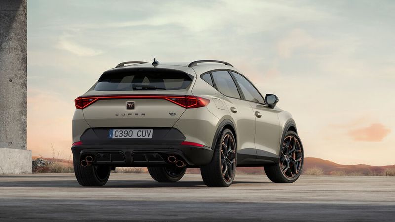 Ein markantes Detail sind der Carbon-Diffusor und die vier Auspuffendrohre. (Bild: Seat)