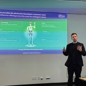 View of the system architecture: Nenad Belancic, head of application management for robotics at Infineon, presents the electronic core components and the cost structure of the machines.(Image: mc/VCG)