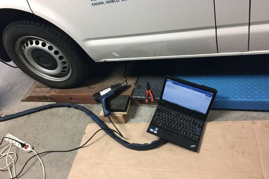 Ein simpler Temperatursensor im Abgasstrom des VW T5 hatte eine Macke. Besser gesagt: Er wies einen „Drift“ auf. Die originale „Odis“-Diagnose brachte einen VW-Partner nicht zum Diagnoseziel. Das Team von FCD jedoch fand den ungewöhnlichen Fehler auf simple Art und Weise. Ein simpler Temperatursensor im Abgasstrom des VW T5 hatte eine Macke. Besser gesagt: Er wies einen „Drift“ auf. Die originale „Odis“-Diagnose brachte einen VW-Partner nicht zum Diagnoseziel. Das Team von FCD jedoch fand den ungewöhnlichen Fehler auf simple Art und Weise.