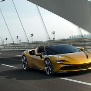 Ferrari hat mit dem SF 90 Spider eine offene Version des Stradale vorgestellt.(Bild:  Auto-Medienportal.Net/Ferrari)