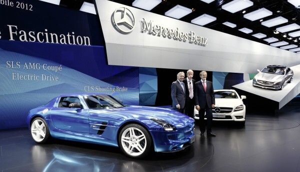 Mercedes-Benz und smart auf dem Mondial de l’Automobile 2012 in Paris: Dr. Joachim Schmidt, Mitglied der Geschäftsleitung Mercedes-Benz Cars, Vertrieb & Marketing, Prof. Dr. Thomas Weber, Mitglied des Vorstands der Daimler AG und verantwortlich für Konzernforschung sowie Entwicklung Mercedes-Benz Cars, Dr. Dieter Zetsche, Vorstandsvorsitzender der Daimler AG und Leiter Mercedes-Benz Cars am Mercedes-Benz SLS AMG Coupé Electric Drive. (Daimler AG)