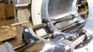 Mit den Platz sparenden Drehmomentkugelbuchsen lassen sich hohe Stoßbelastungen aufnehmen.  (Bild: Dr. Tretter)