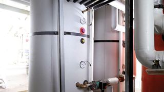 Herzstück einer Thermotract-Anlage ist der Wärmespeicher. Dort wird die Abwärme „gelagert“, bis die Steuerung der Warmwasserbereitung oder Raumheizung Bedarf anmeldet. (Westfalen)