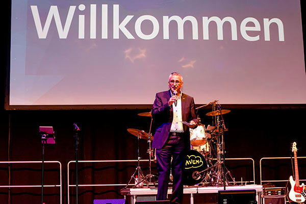 Volker Mitlacher, Geschäftsführer, Systeam heißt die Gäste herzlich willkommen. (Systeam)