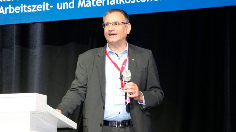 Die Novellierung des DAT-Lackkalkulationssystems war das Thema von Markus König von der DAT GmbH.  (Bild: Klasing)