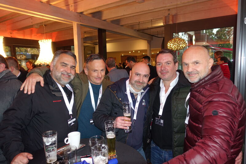 (v. l.) Jörg Kartschewski und Wojtek Rudko, Samsung, mit Christian Schenkel, ADATA, Oliver Kau, S&K und Michael Vorberger, Samsung. (Bild: IT-BUSINESS)