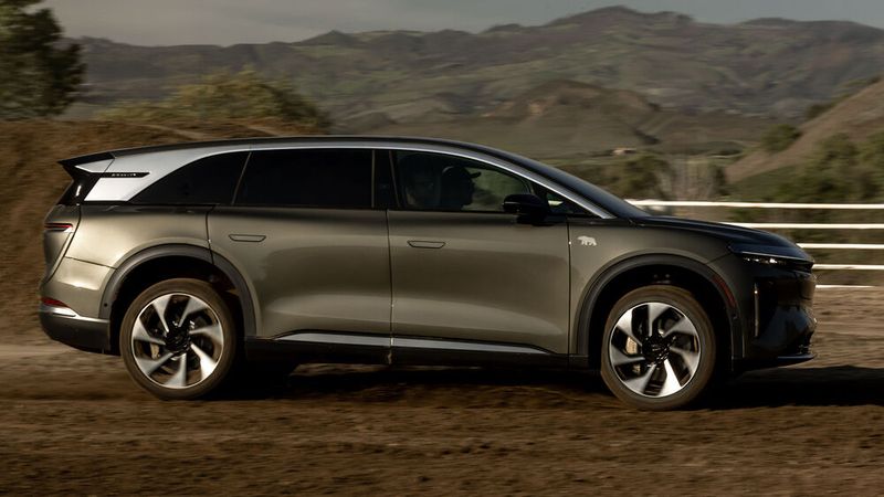 Ein Radstand von über drei Metern stellt sicher, dass die Insassen und deren Gepäck viel Platz haben. (Bild: Lucid)