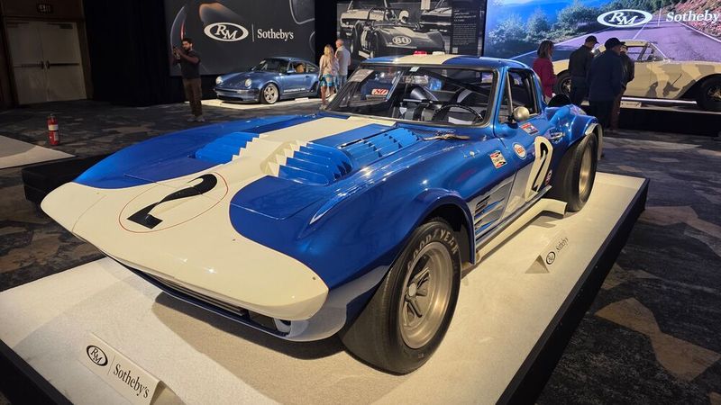 Platz 4: Diese 1963er Chevrolet Corvette Grand Sport brachte RM Sothebeys einen Erlös von 18.705.000 Dollar. Es ist eines von nur fünf Corvette Grand Sports, die jemals gebaut wurden, und das erste von nur drei Grand Sport Coupés. Ein eigens für den Sportrennsport entwickelter Prototyp mit Hunderten von Komponenten, der sich von jeder Serien-Sting-Ray unterscheidet. (Bild: Classic Analytics)