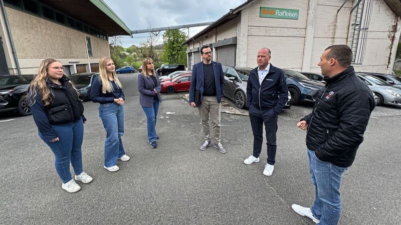 Marco Metzger (r.) führte die Jury über das erweiterte Firmengelände in Widdern und skizzierte Wachstumsmöglichkeiten für die kommenden Jahre. (Bild: Achter – VCG)