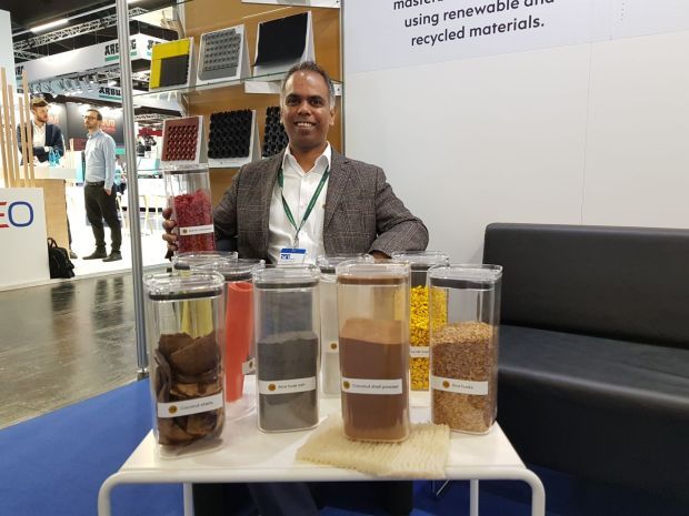 Auch unter den Rohstoffanbietern gab es einen Neuling unter den Ausstellern: Microcells aus Sri Lanka. Das Unternehmen stellt aus im Land verfügbaren, nachhaltigen Materialien wie Reishülsenasche und Kokosnussschalenpulver Füllstoffe für Gummimischungen her. Durch den Einsatz dieser umweltfreundlichen Materialien wird der CO₂-Fußabdruck des Werkstoffs reduziert. Die Verwendung von landwirtschaftlichen Nebenprodukten minimiert nicht nur den Abfall, sondern bietet auch eine End-of-Life-Lösung für lokale Landwirte. Dieser Ansatz steht im Einklang zur Förderung der Nachhaltigkeit und Unterstützung der Kreislaufwirtschaft. „Wir wollen die Natur nicht ausbeuten, sondern nutzen, was sie uns gibt“, beschreibt Channa de Silva, Managing Director Microcells die Firmenphilosophie. Die Füllstoffe werden als Masterbatch auf Basis von NR angeboten, damit sie sich gut in der Mischung verteilen.  (Bild: Redaktion)