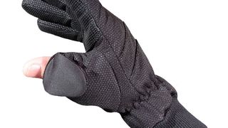 Der Winterglove MG schützt vor Kälte und ermöglicht dabei dennoch Präzisionsgriffe. (Bild: Seiz)