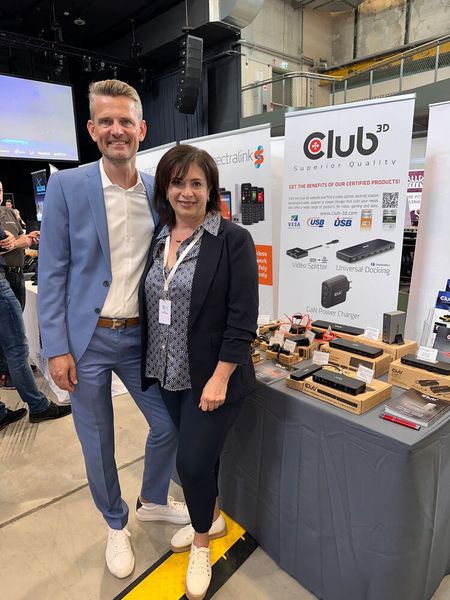 Alexander Bröckel (ALLDIS) mit Maria Ossenberg (Club 3D). (Bild: Vogel IT-Medien GmbH)
