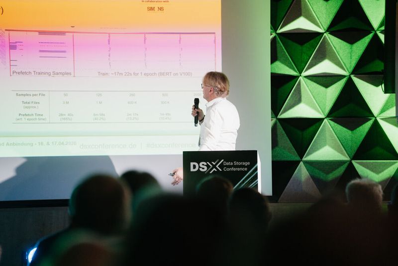 Dr. Andreas Peters (EOS Project & Business Engagement Lead, CERN) erläutert, wie im CERN, der Europäischen Organisation für Kernforschung, „AI/ML-optimierter On-Premise Storage mit transparenter Cloud-Anbindung“ funktioniert. (Bild:  Manuel Emme Fotografie)