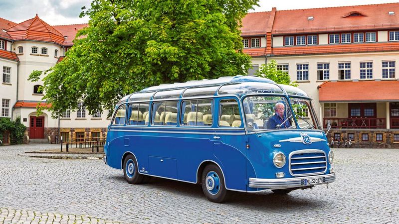 Der S 6, ein kleiner Bruder des S 8, wurde wie die gesamte Reihe bis zum S 15 bis 1967 gebaut. Dabei geben die Ziffern jeweils die Anzahl der Sitzreihen an. (Bild: Daimler AG)