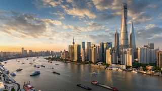 blick-auf-die-modernen-wolkenkratzer-der-skyline-von-shanghai-bei-sonnenuntergang-china-stockpack-adobe-stock-scaled (Quelle: moofushi-Adobe Stock)