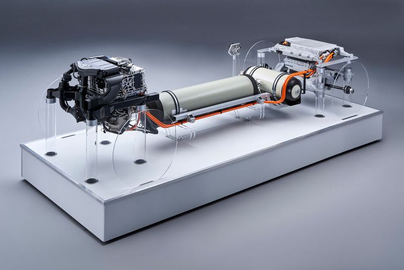 Ein Antriebsstrang eines Wasserstoff-Brennstoffzellenfahrzeugs mit Brennstoffzelle (links), Drucktanks für den Wasserstoff, Elektromotor (rechts) und dem darüber montierten Puffer-Akku. (Bild: Daniel Kraus/BMW)