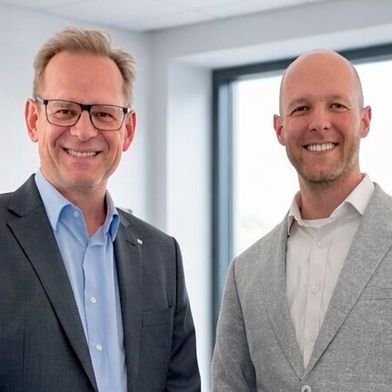 Der Hamburger Software-Anbieter für Autohäuser SEG hat zum Jahreswechsel die Führung neu besetzt. Manuel Schlottbom (r.) leitet seit 1. Januar die Geschäfte, Andreas Meier verantwortet künftig die Produktentwicklung. (Bild: SEG System-EDV und Organisationsgesellschaft mbH)