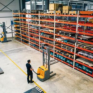 Sollte eine Dockingstation noch nicht bereit für die Aufnahme eines neuen Ladungsträgers sein, lassen sich Teile in Pufferlagern zwischenlagern.(Bild:  Jungheinrich)