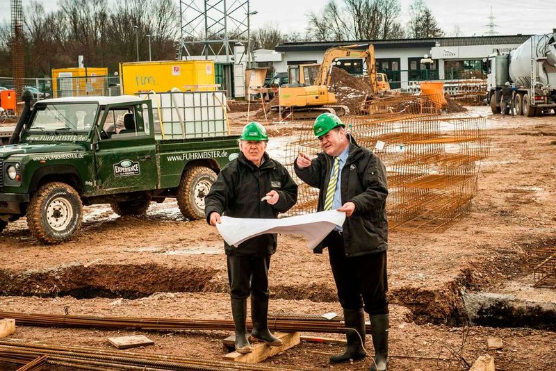 Der neue Showroom und das Approved-Center sind in zwei Bauabschnitten entstanden. Angefangen hatten die Bauarbeiten im Februar 2015.  (Bild: Kämper/Fuhrmeister)